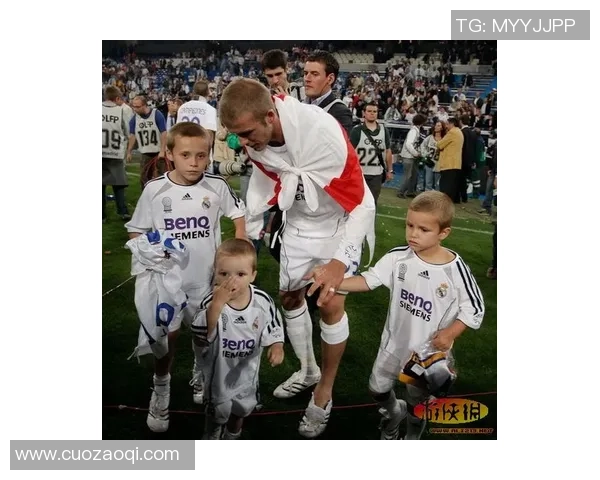 足球明星合影最新视频揭晓足坛巨星背后的友谊与默契瞬间