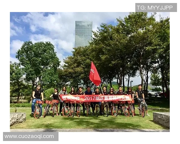 足球明星骑行风采高清图片展示尽显运动魅力与活力四射的青春气息